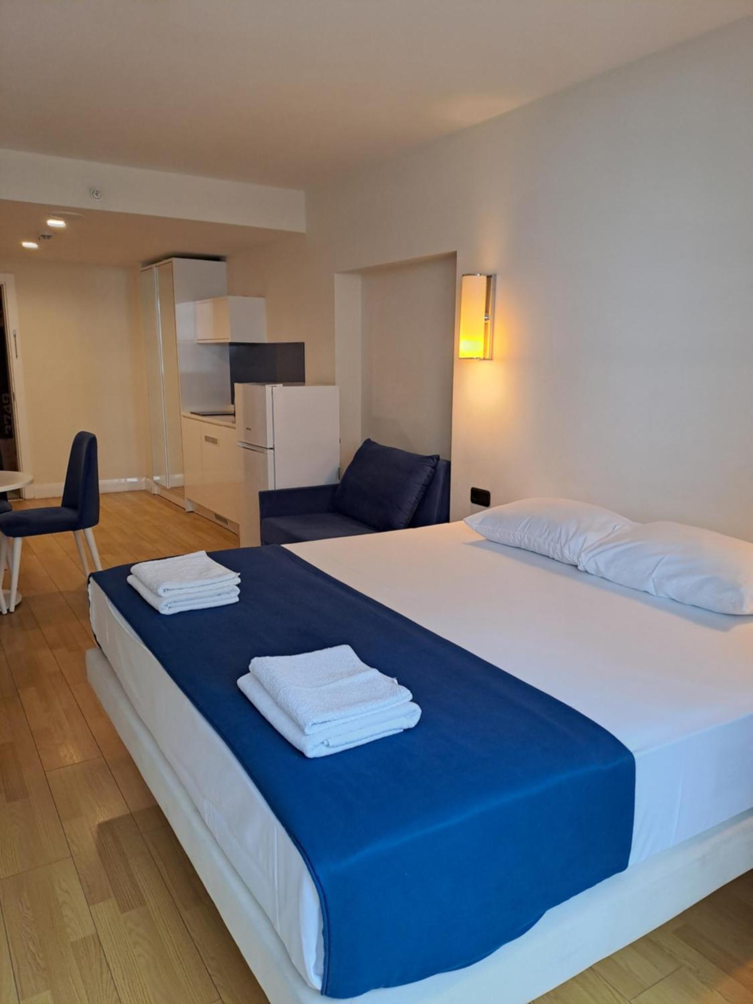 Lux Apart Hotel 555 Batumi Room photo